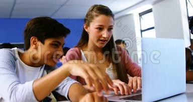 学生在教室里使用笔记本电脑